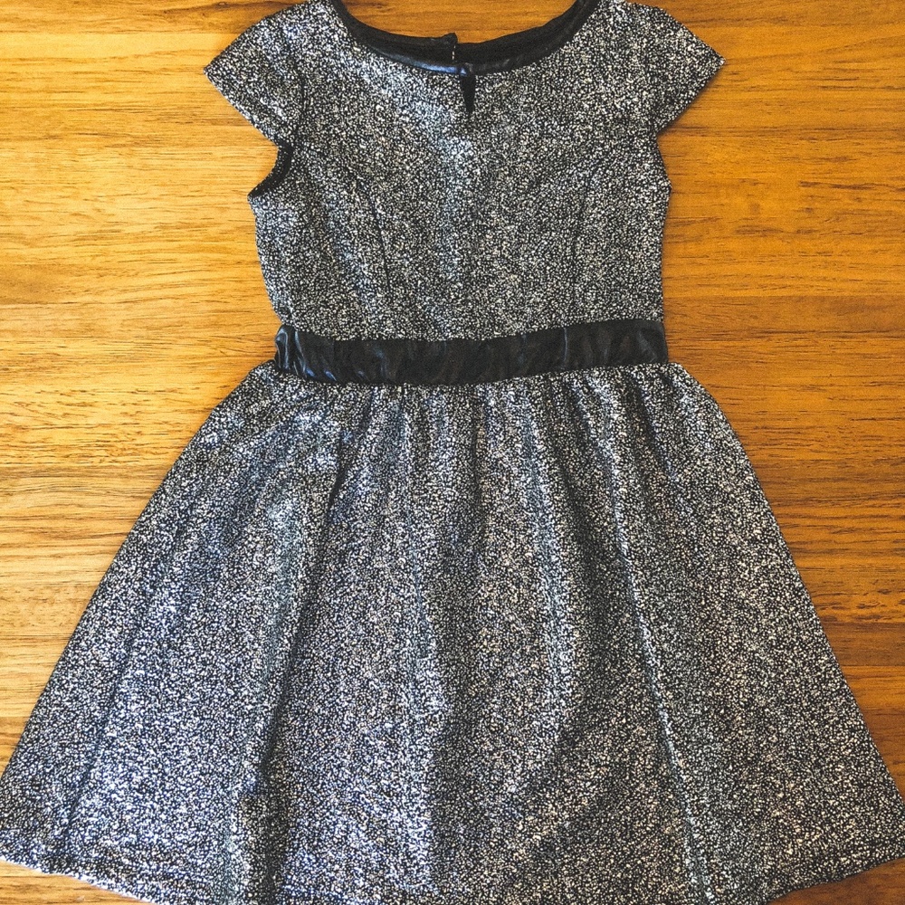 *CLOSET CLEANOUT* Sparkly Fun Dress Size S/6x